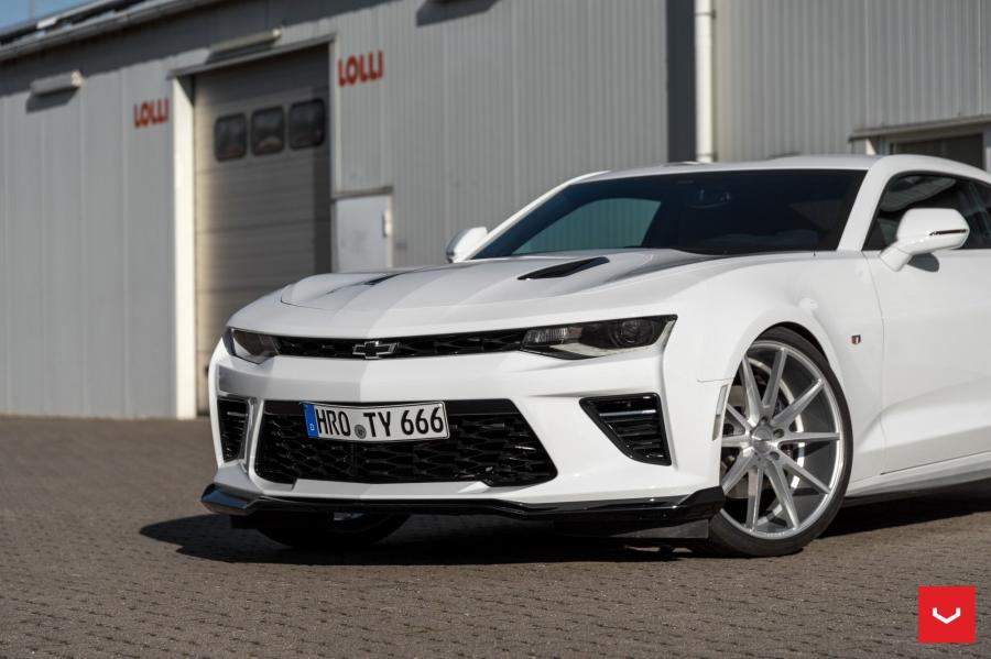 Детали экстерьера Chevrolet Camaro on Vossen Wheels (VFS1) 2017 года  (фото 2 из 19)